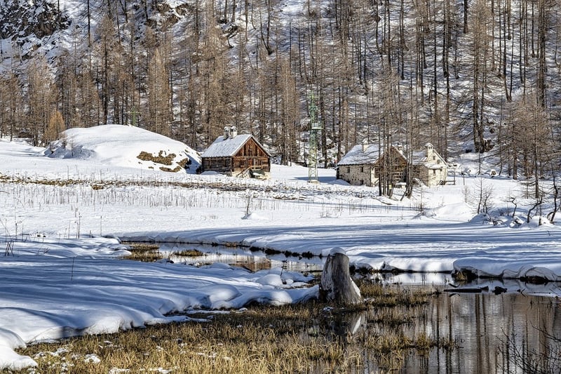 Rustic Cabin by the Lake